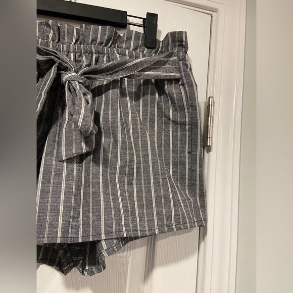 Love Tree Tilly’s Size L Paper Bag Gray Striped Belted Tie Waist Pull On Shorts - Picture 2 of 9
